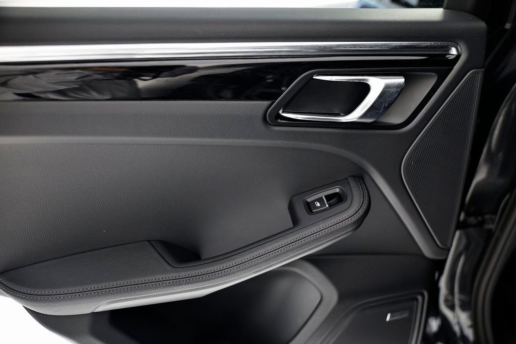 Certified 2025 Porsche Macan image 26