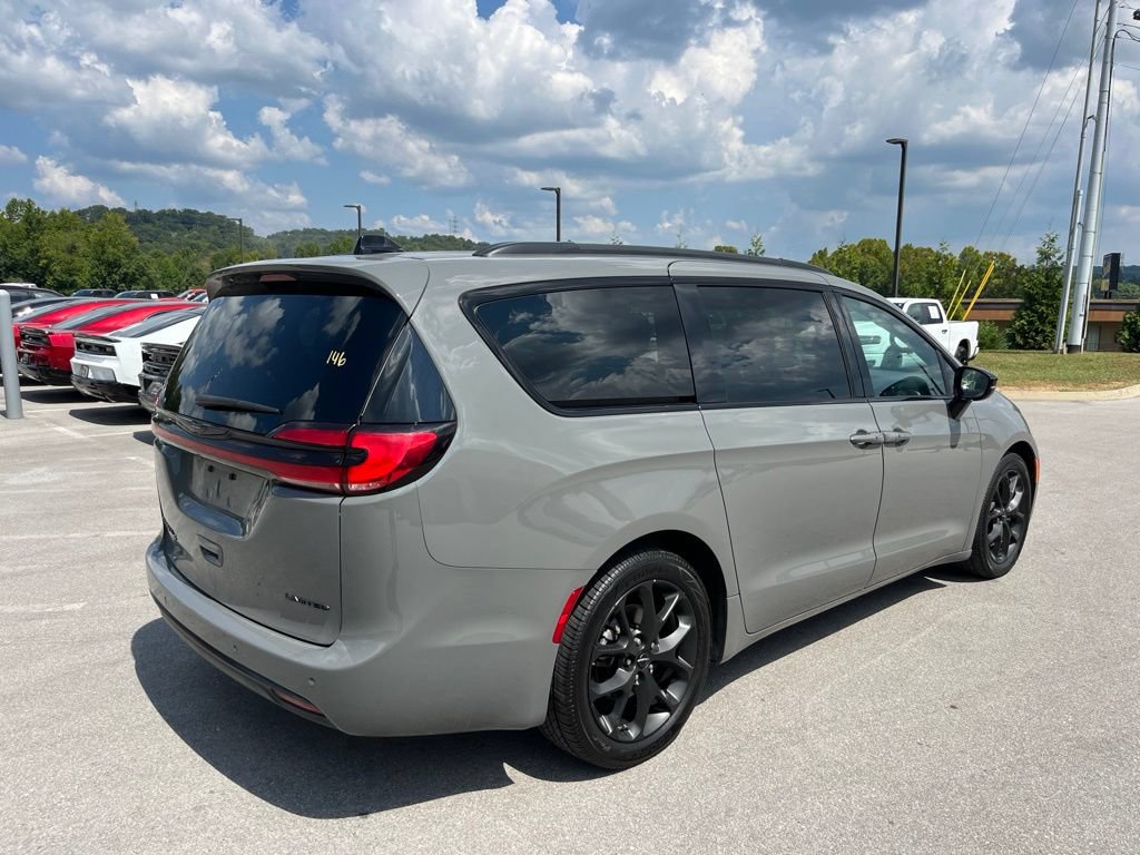 Used 2025 Chrysler Pacifica Limited FWD image 3