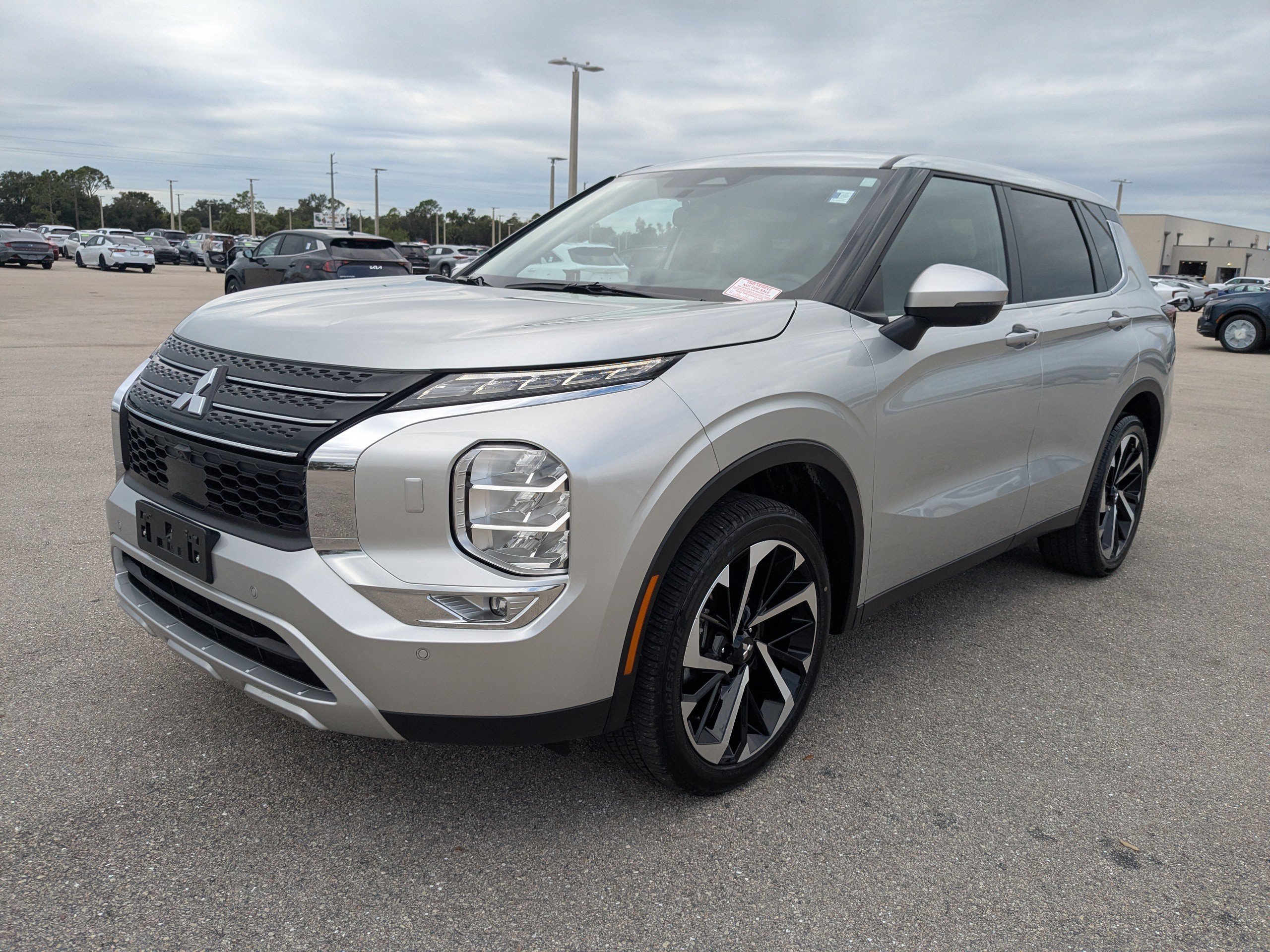 Used 2023 Mitsubishi Outlander SE image 9