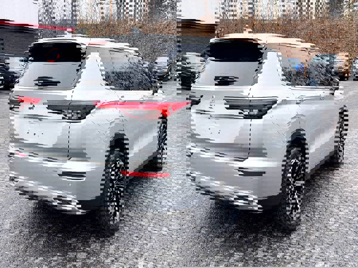 Used 2024 Mitsubishi Outlander SE image 6