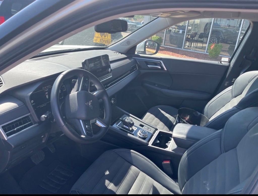 Used 2024 Mitsubishi Outlander SE image 9