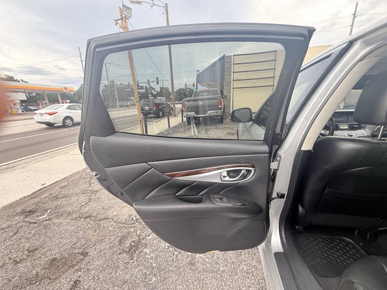 Used 2018 INFINITI Q70 Luxe AWD/4WD image 14
