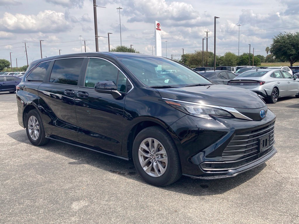 Used 2025 Toyota Sienna LE FWD image 3