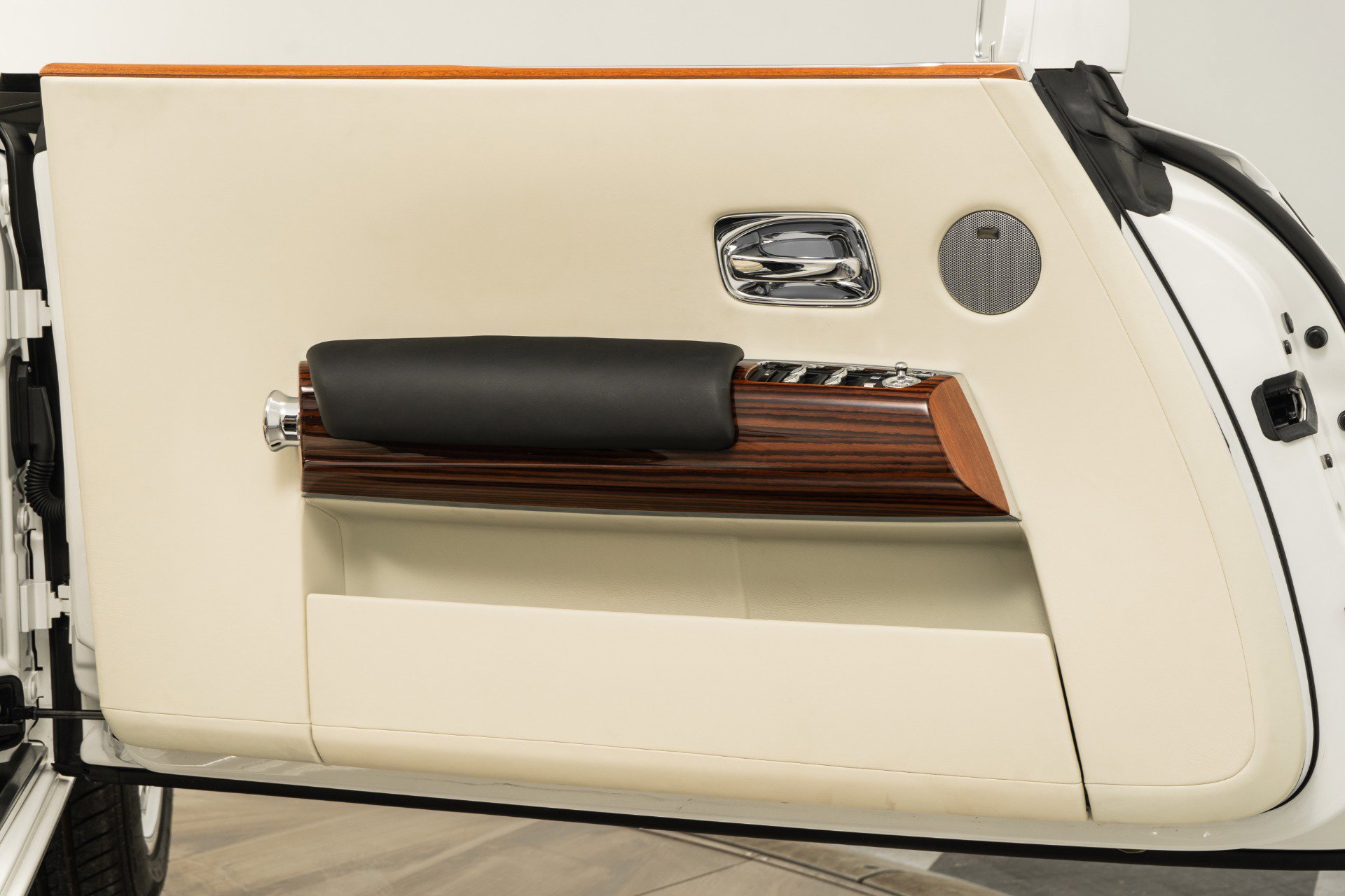 Used 2008 Rolls-Royce Phantom Drophead Coupe RWD image 34
