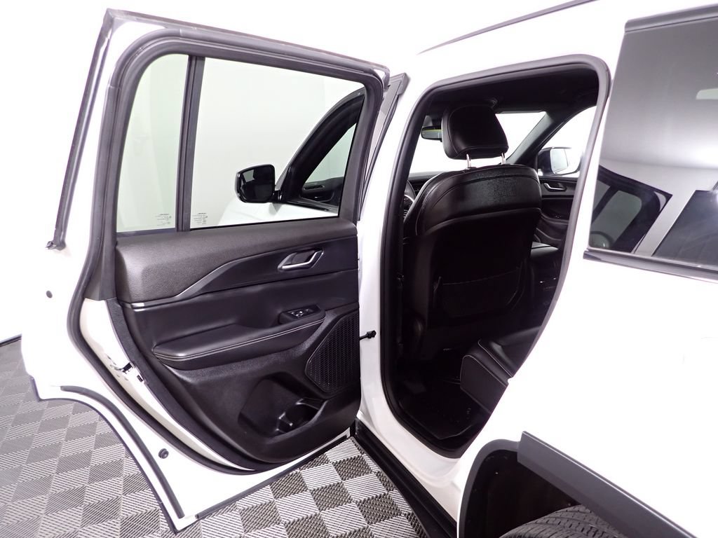 Used 2023 Jeep Grand Cherokee Altitude AWD/4WD image 32