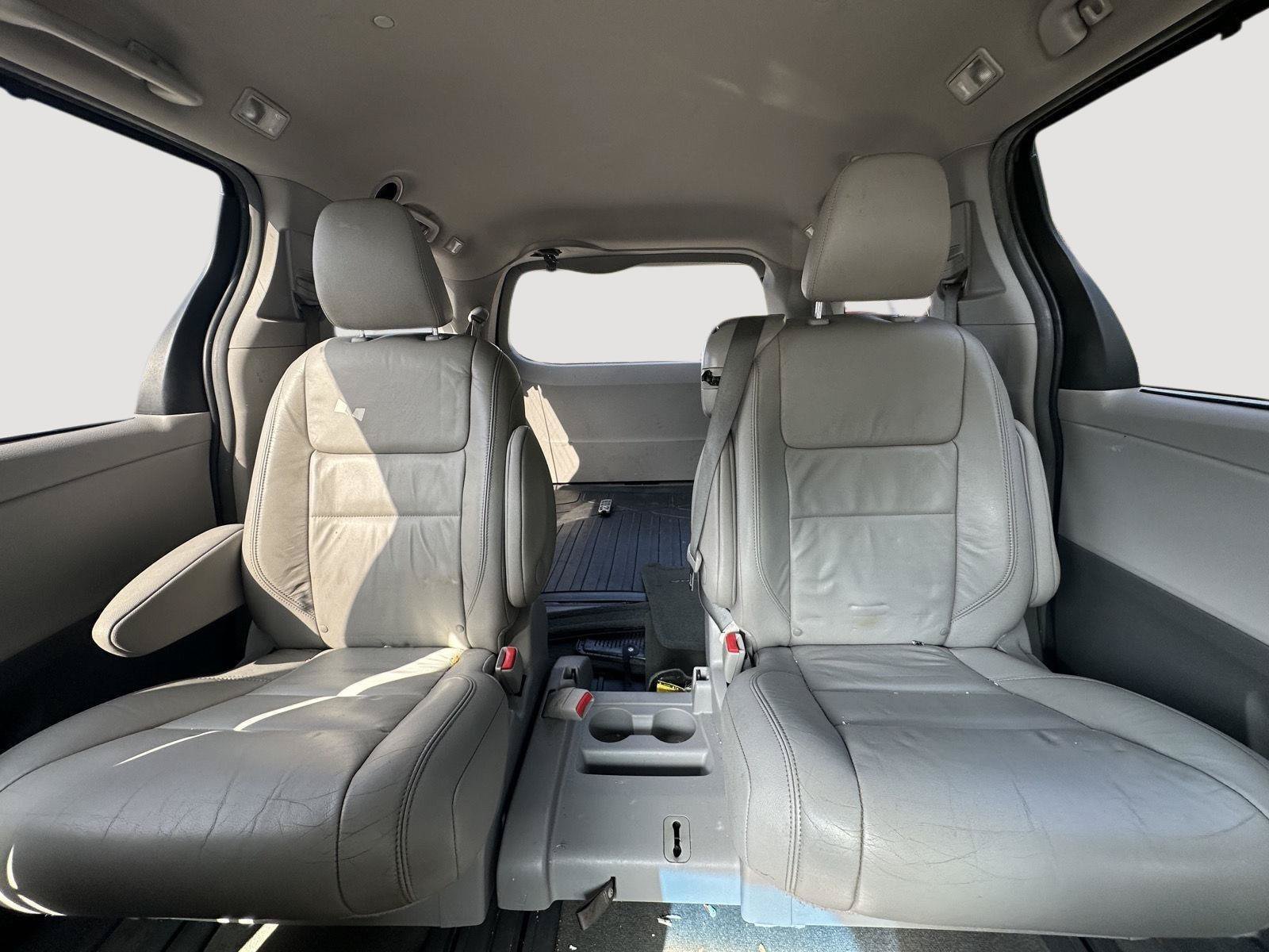 Used 2015 Toyota Sienna XLE Premium FWD image 13