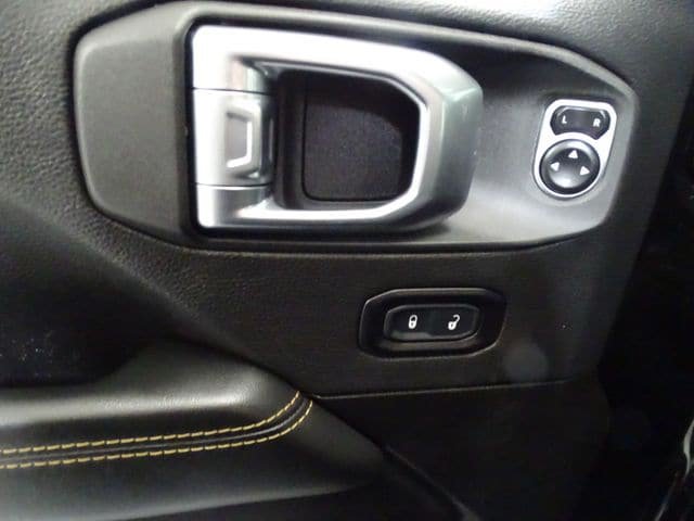 Certified 2025 Jeep Wrangler Unlimited Sahara AWD/4WD image 3