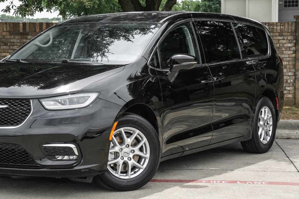 Used 2024 Chrysler Pacifica Touring-L FWD image 13