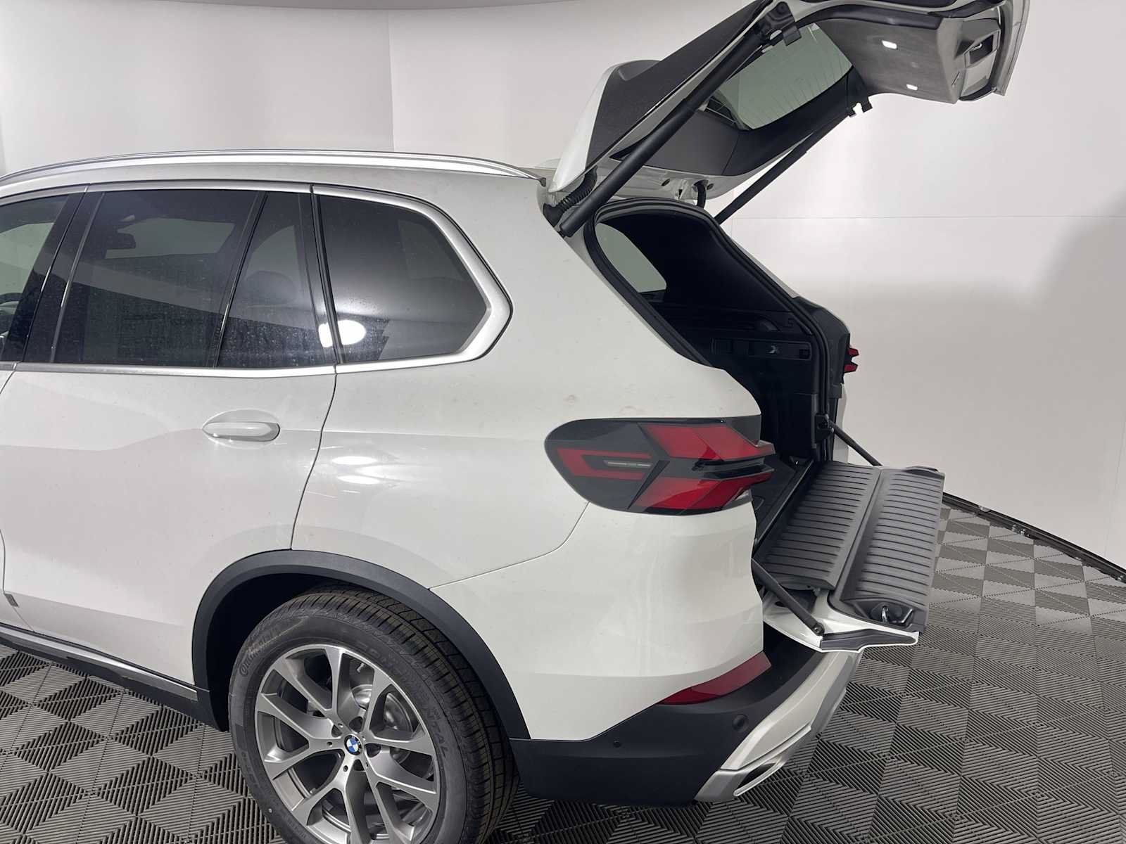 New 2026 BMW X5 xDrive40i w/ Parking Assistance Package AWD/4WD image 20