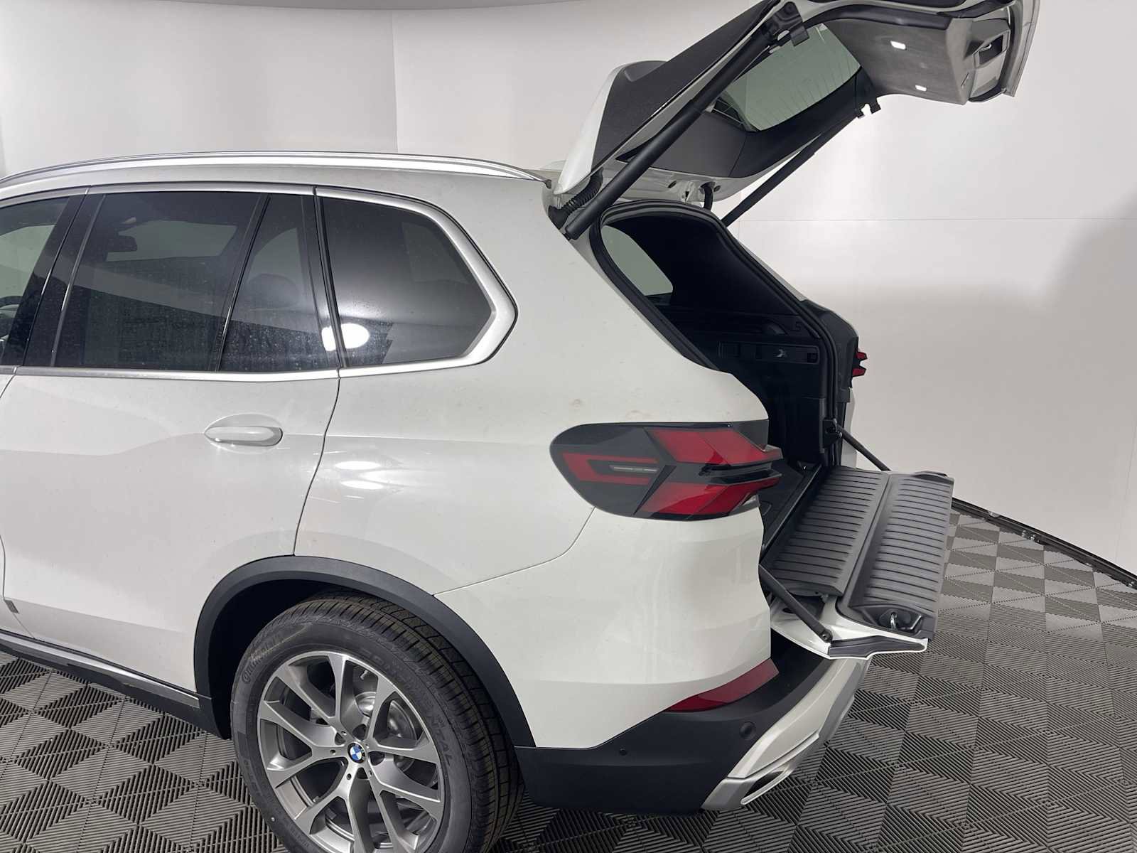 New 2026 BMW X5 xDrive40i w/ Parking Assistance Package image 20