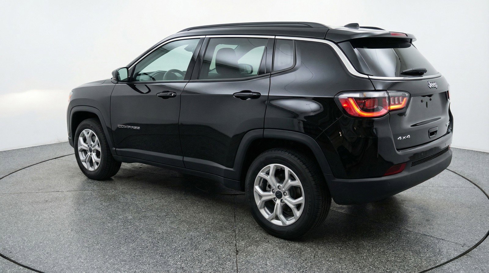 Used 2025 Jeep Compass Latitude AWD/4WD image 6