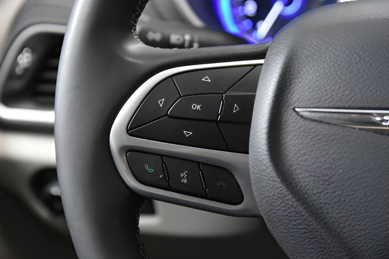 Used 2023 Chrysler Pacifica Touring-L image 18