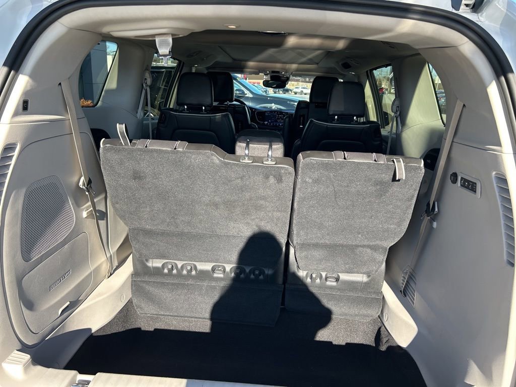 Used 2023 Chrysler Pacifica Limited w/ Uconnect Theater Family Group image 10