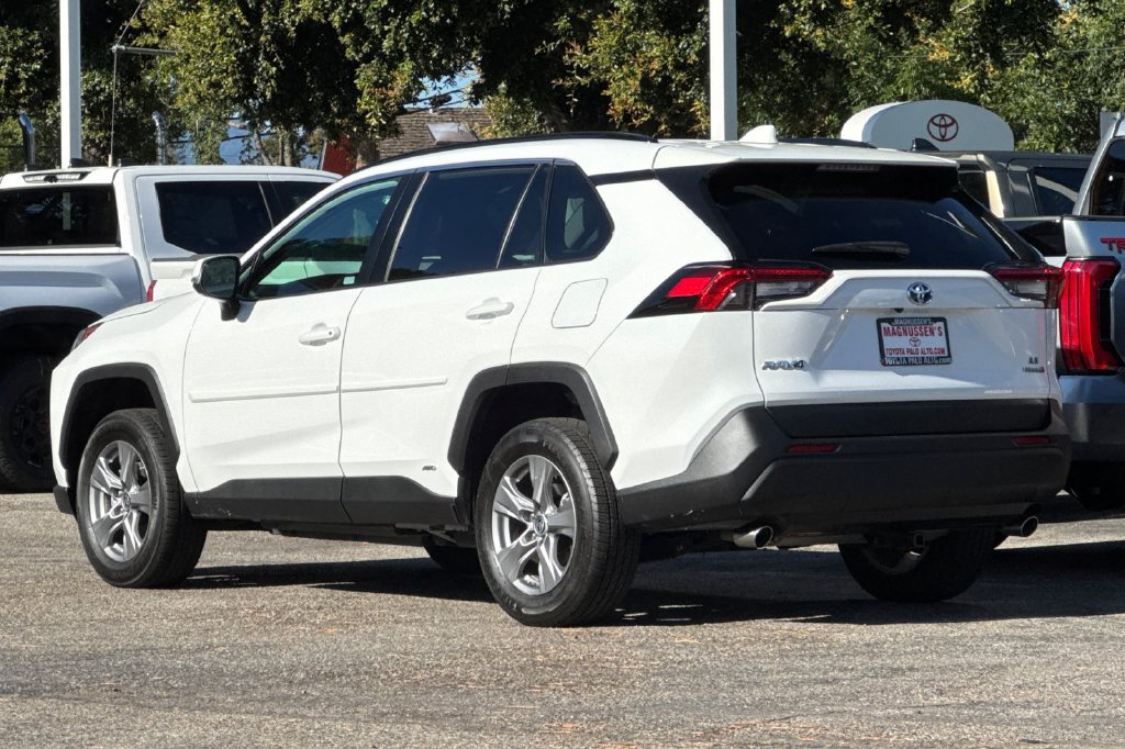 Used 2023 Toyota RAV4 LE AWD/4WD image 5