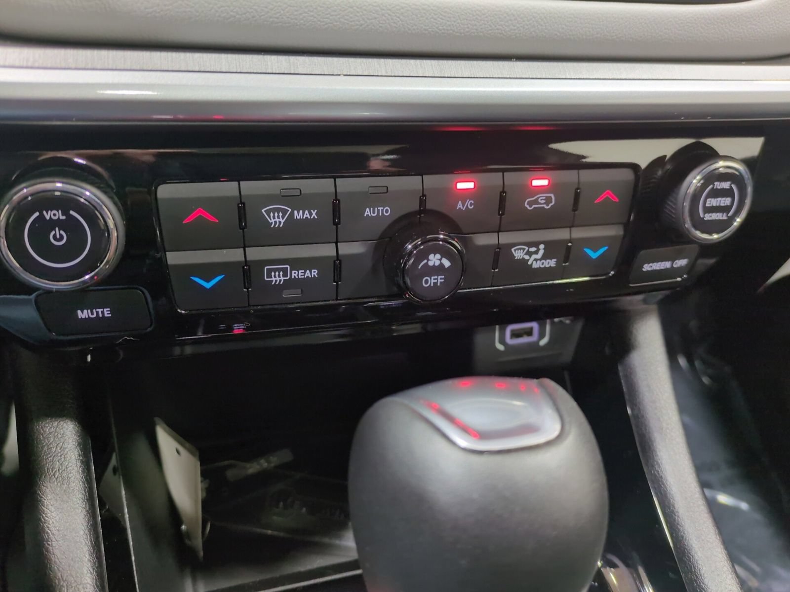 Used 2024 Jeep Compass Limited w/ Sun and Sound Group AWD/4WD image 22