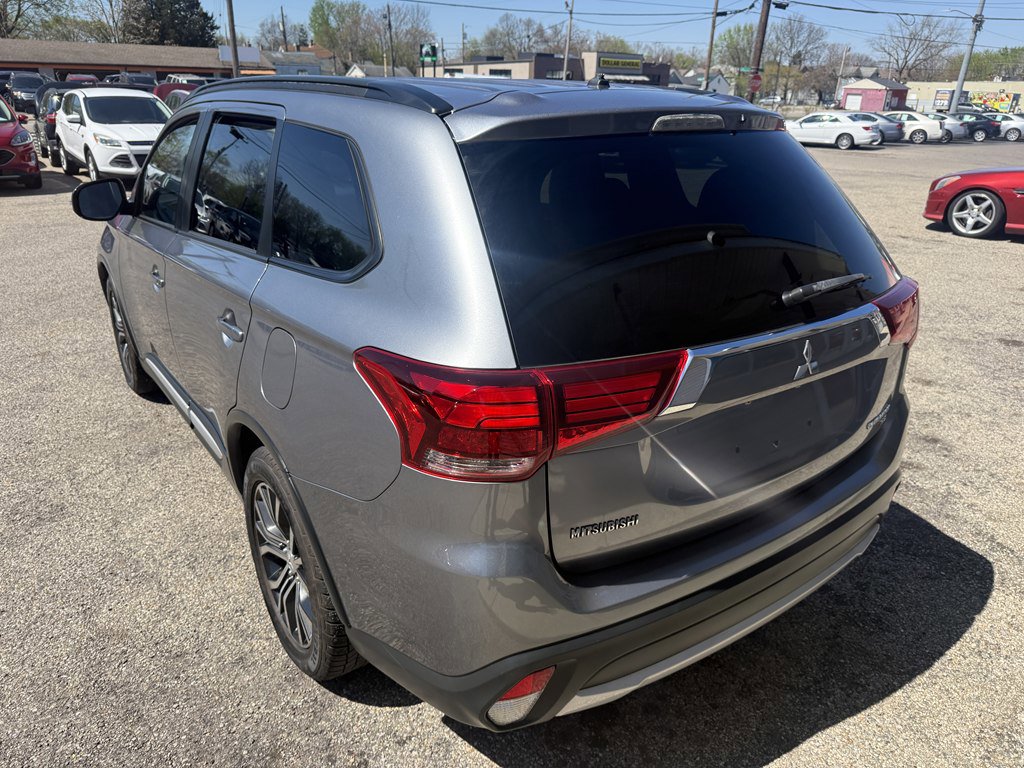 Used 2016 Mitsubishi Outlander SE AWD/4WD image 4