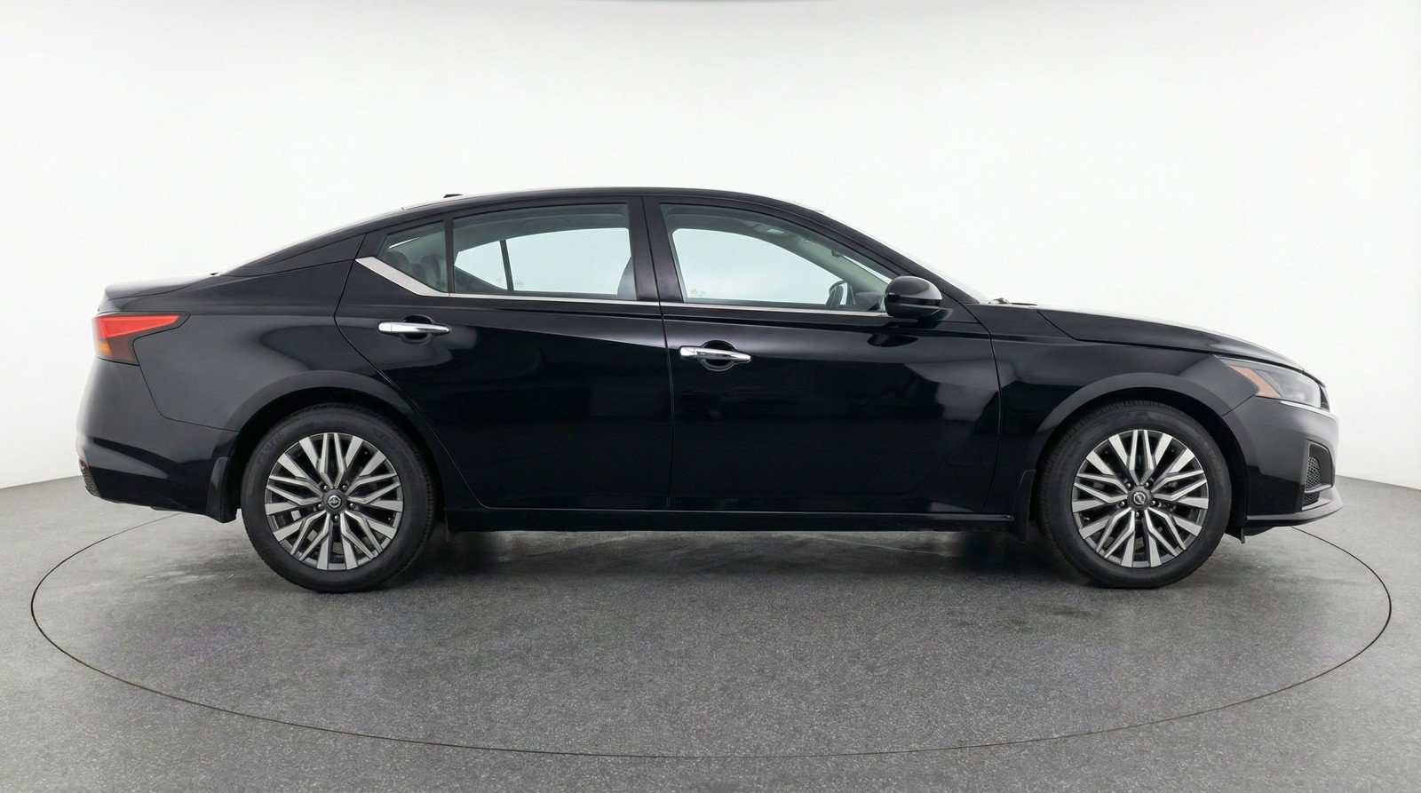 Used 2025 Nissan Altima 2.5 SV FWD image 11
