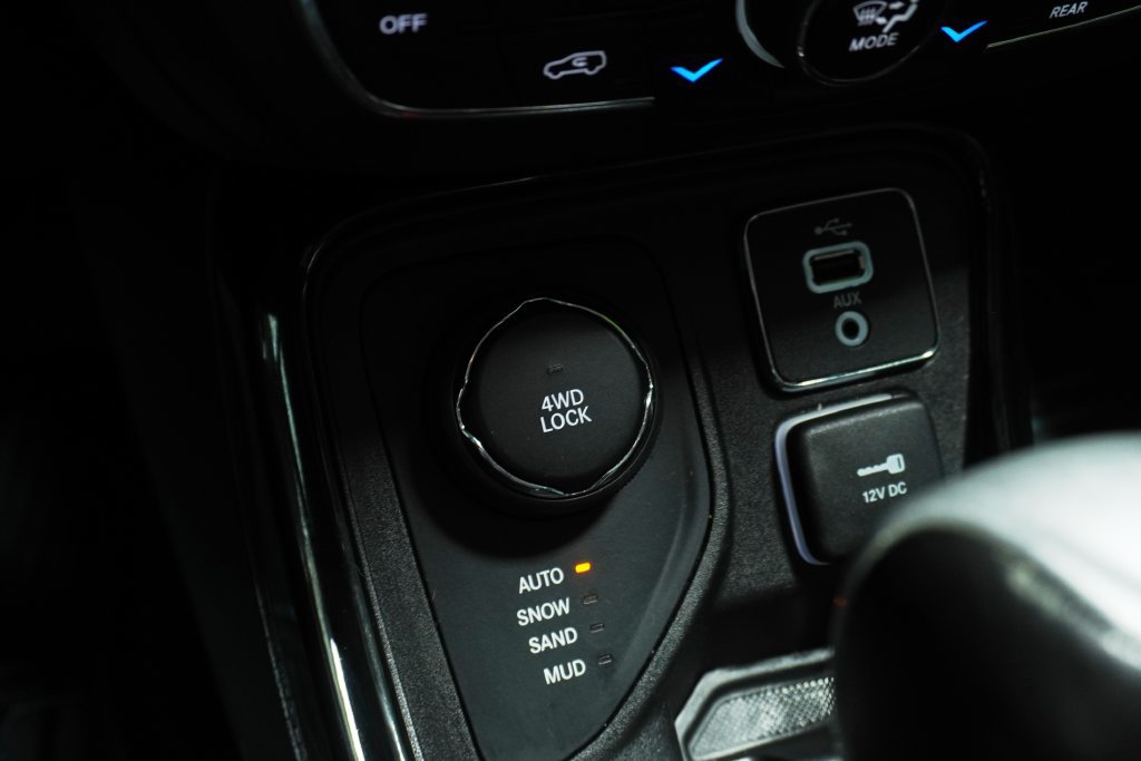 Used 2018 Jeep Compass Limited w/ Safe & Security Group AWD/4WD image 19