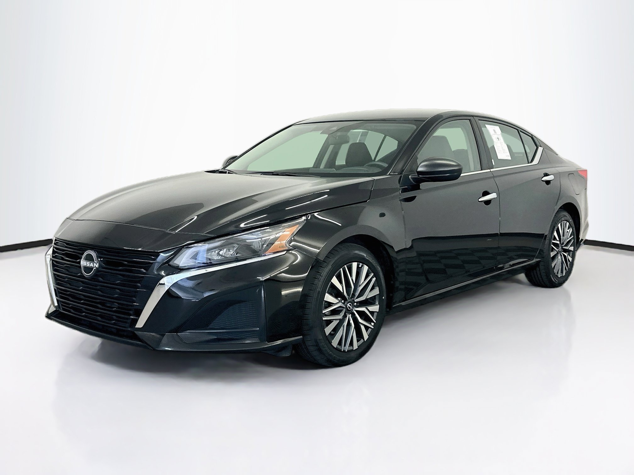 Used 2025 Nissan Altima 2.5 SV FWD image 3