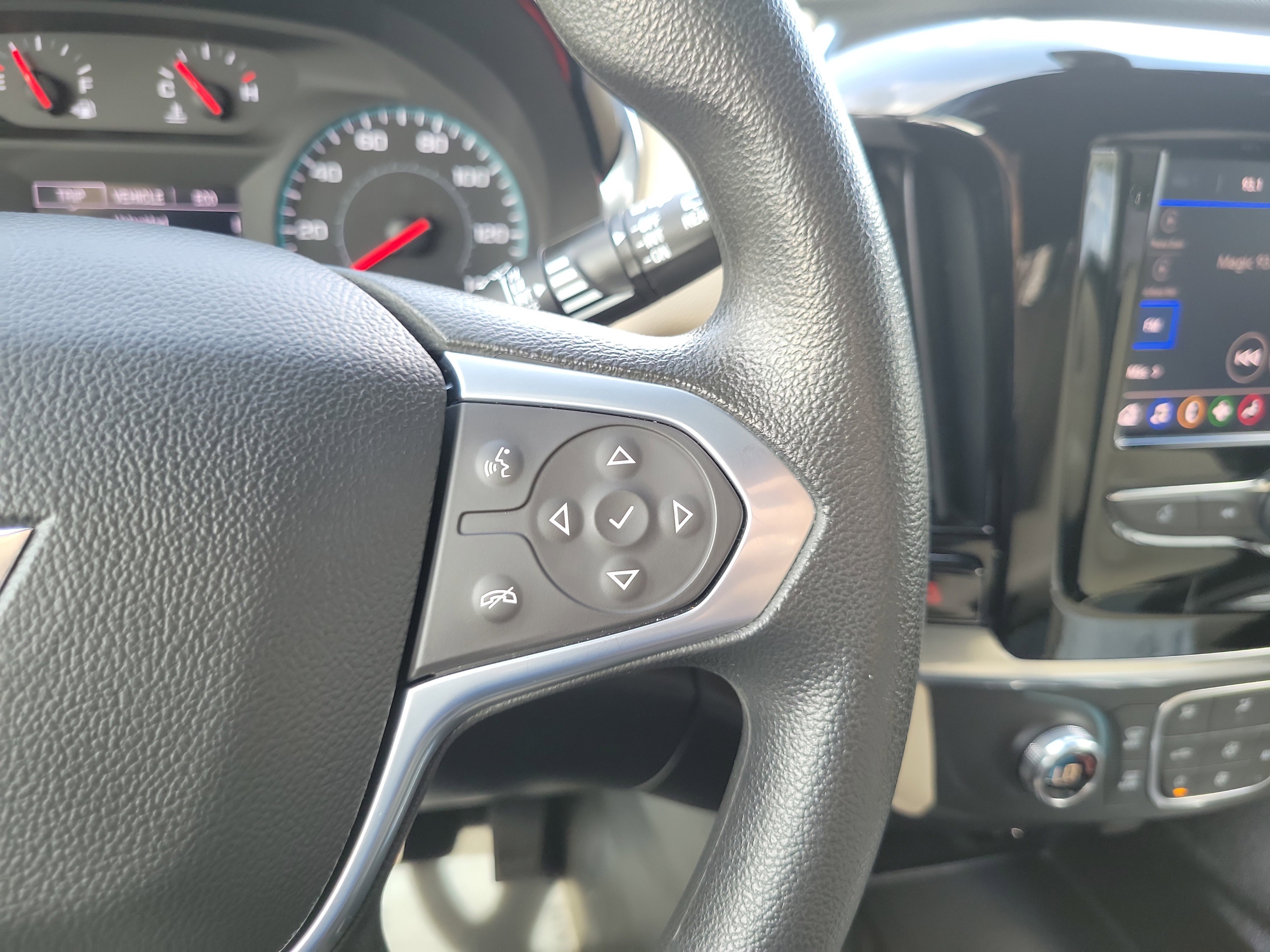 Used 2023 Chevrolet Traverse LS FWD image 19
