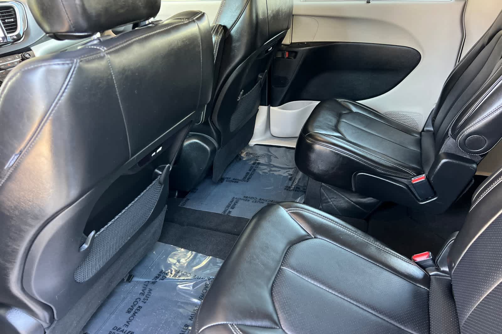 Used 2024 Chrysler Pacifica Touring-L FWD image 4