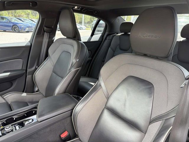 Used 2020 Volvo S60 T5 R-Design image 11