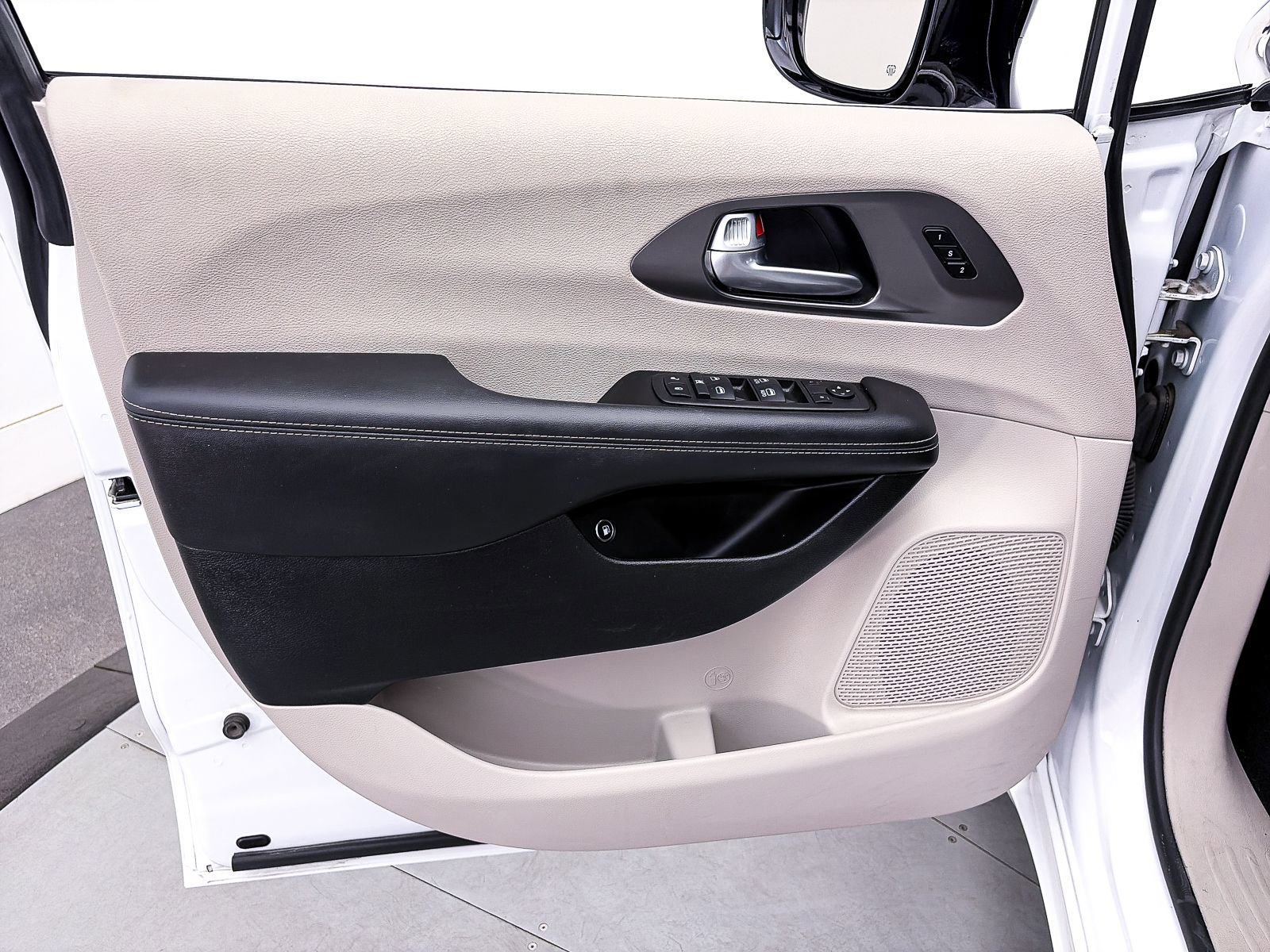 Used 2024 Chrysler Pacifica Limited FWD image 17