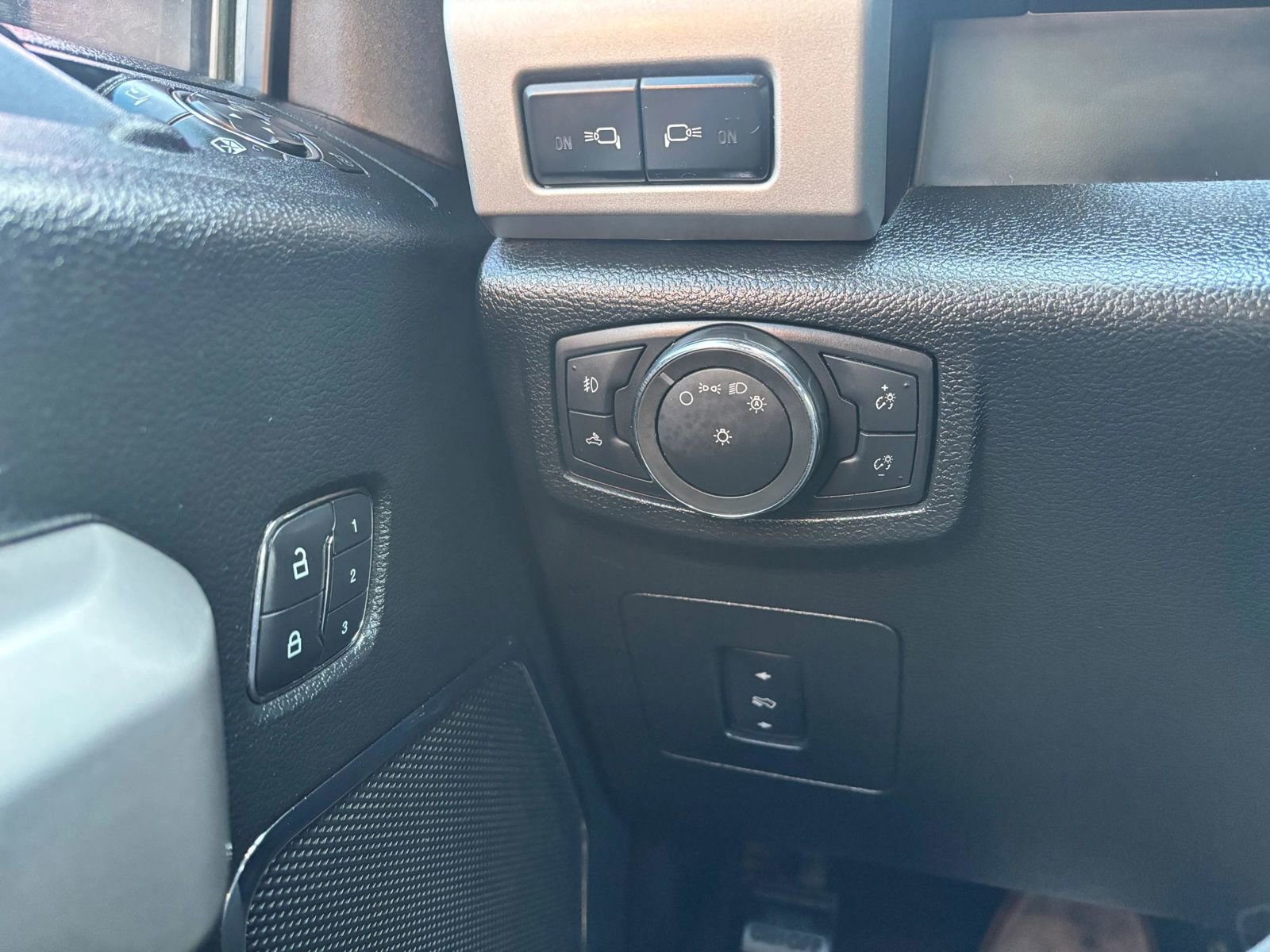 Used 2015 Ford F150 Lariat w/ Equipment Group 502A Luxury AWD/4WD image 26