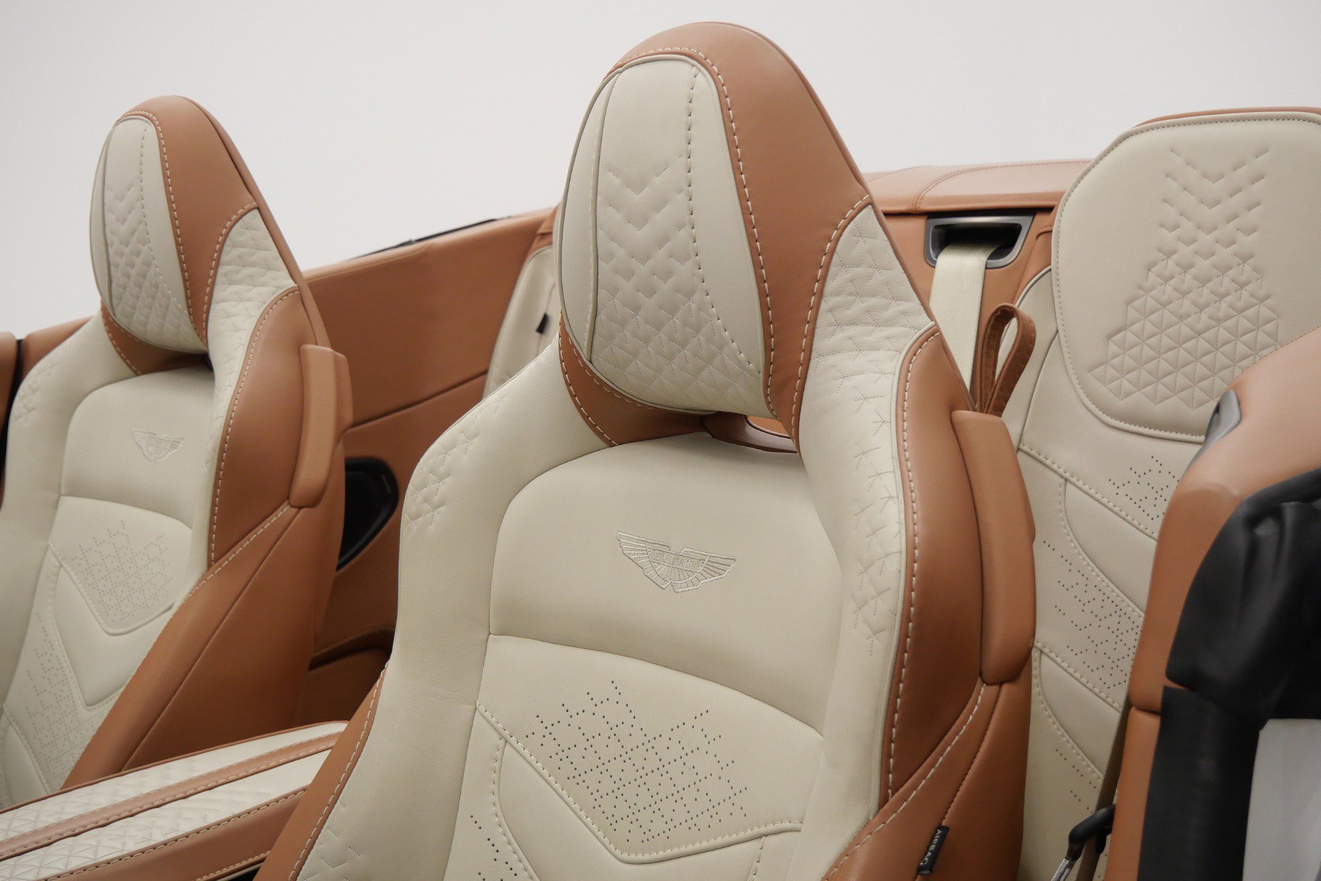Used 2022 Aston Martin DBS Superleggera Volante RWD image 26