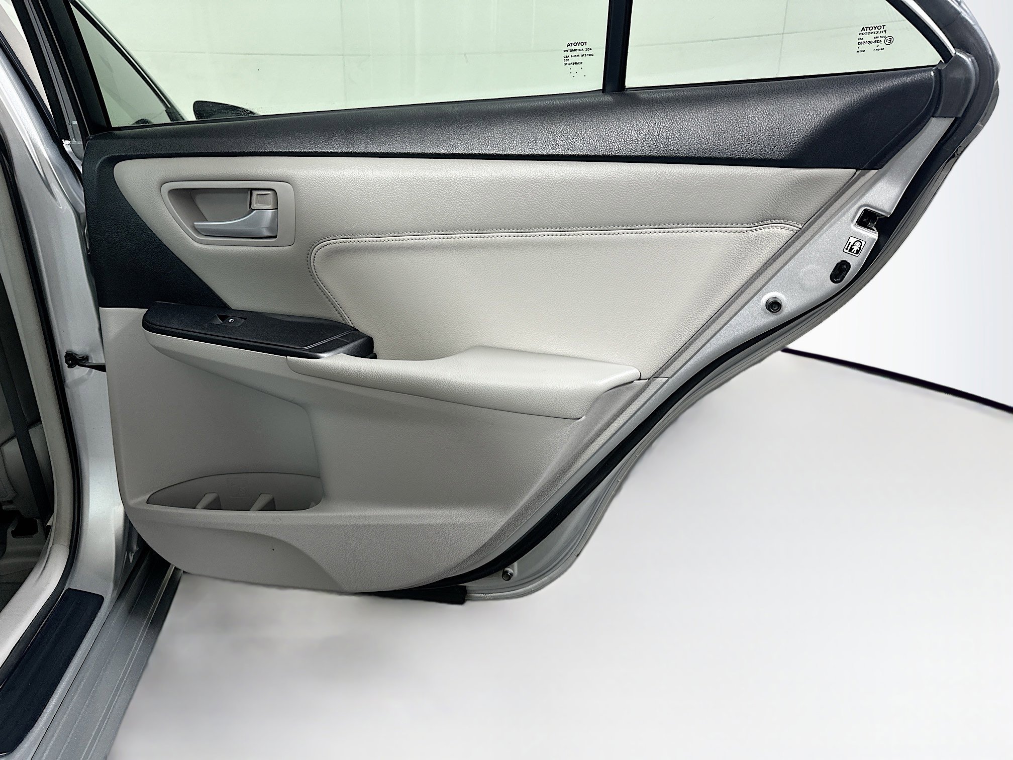 Used 2015 Toyota Camry XLE w/ Moonroof Package FWD image 32
