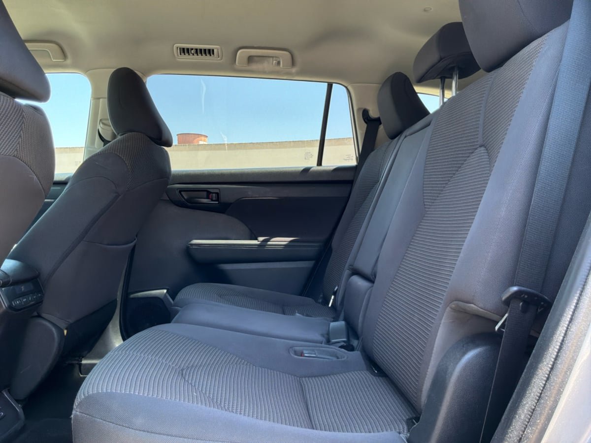 Used 2022 Toyota Highlander LE AWD/4WD image 18