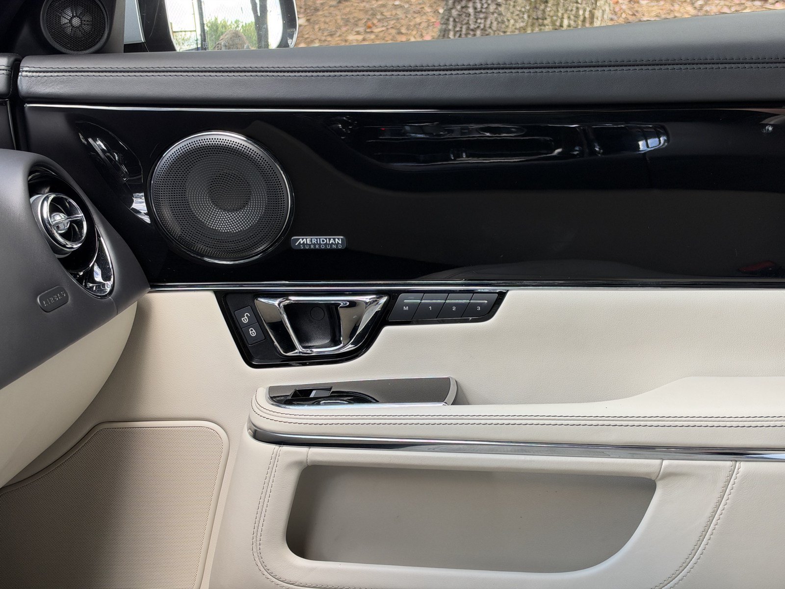 Used 2019 Jaguar XJ R RWD image 33