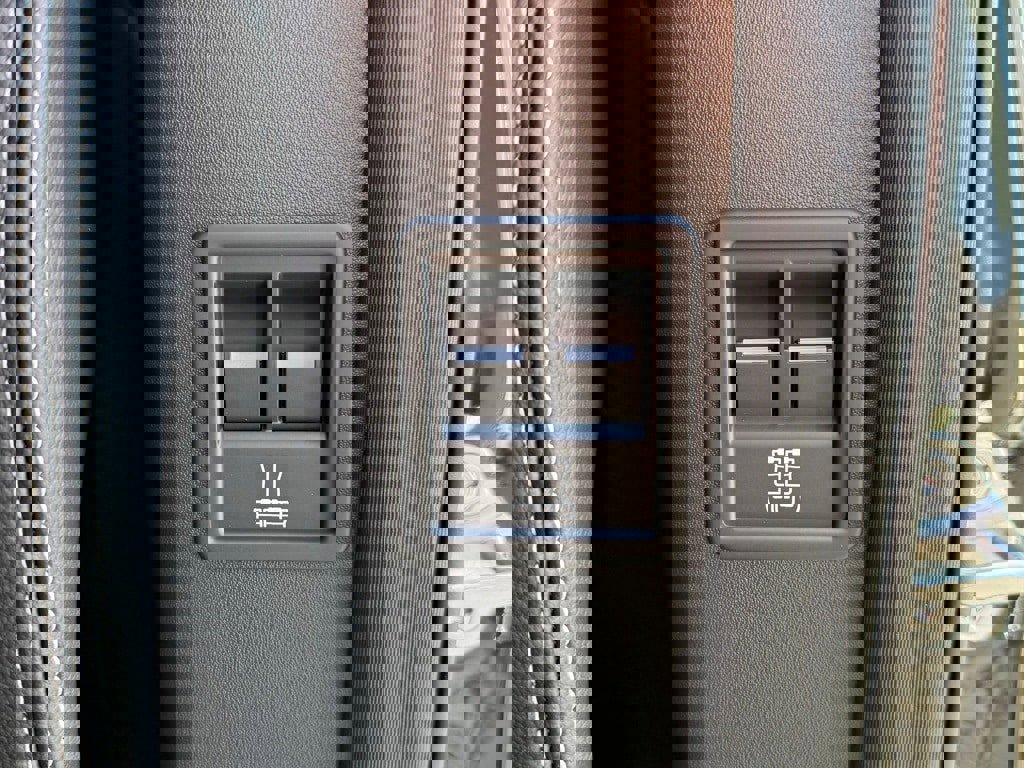 Certified 2025 Land Rover Discovery Dynamic SE image 35