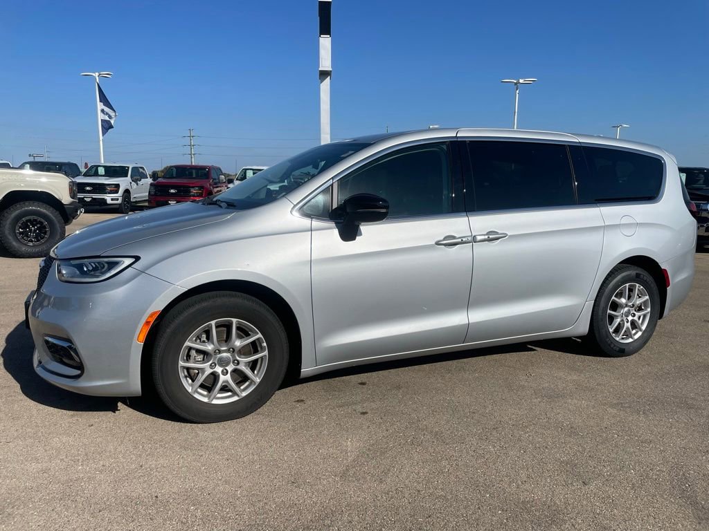 Used 2024 Chrysler Pacifica Touring-L image 6
