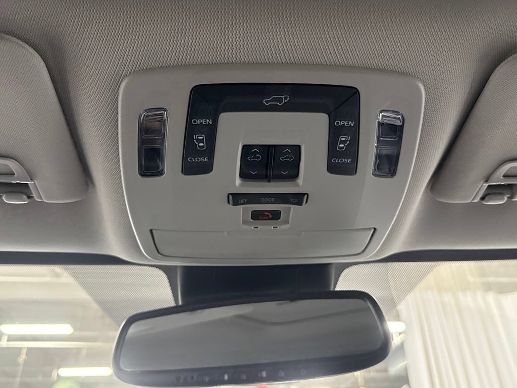 Used 2025 Toyota Sienna XLE FWD image 27