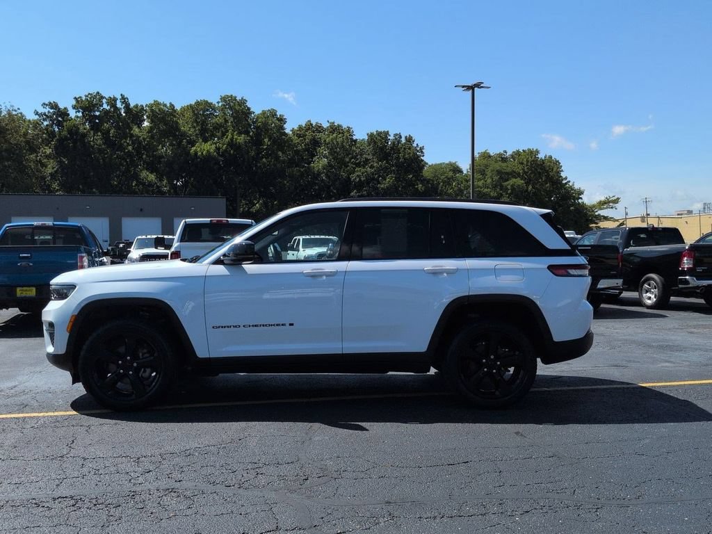 Used 2022 Jeep Grand Cherokee Altitude AWD/4WD image 5