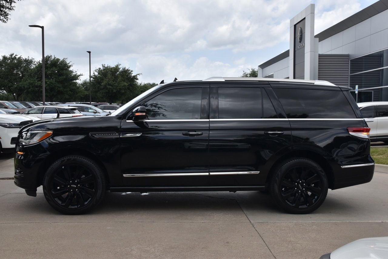 Certified 2024 Lincoln Navigator Reserve AWD/4WD image 12