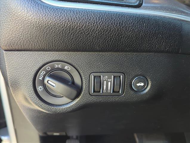 Used 2019 Dodge Challenger SXT image 10
