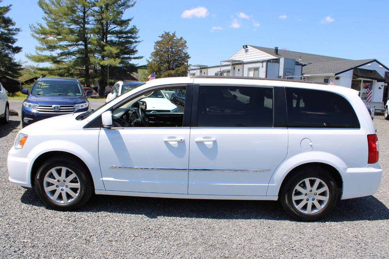Used 2016 Chrysler Town & Country Touring FWD image 10