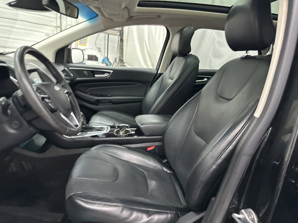 Used 2018 Ford Edge Titanium w/ Equipment Group 302A AWD/4WD image 18