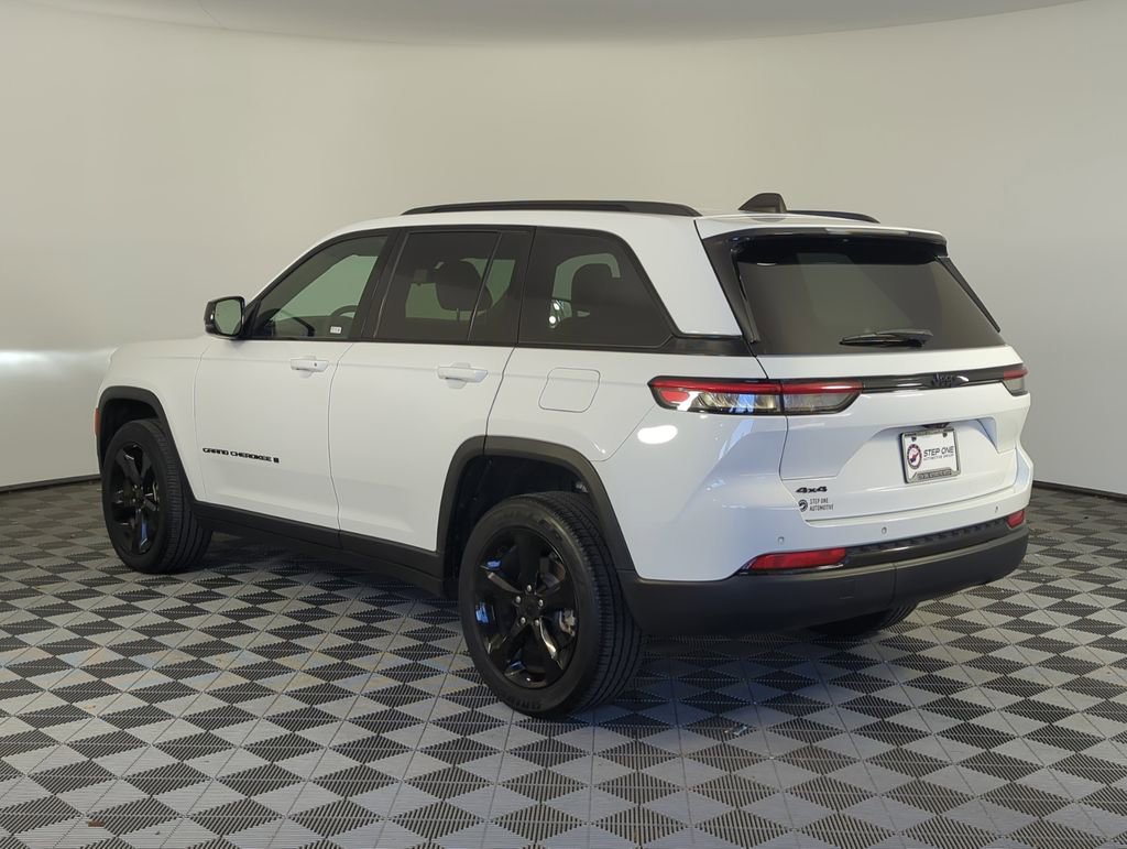 Used 2023 Jeep Grand Cherokee Altitude image 7