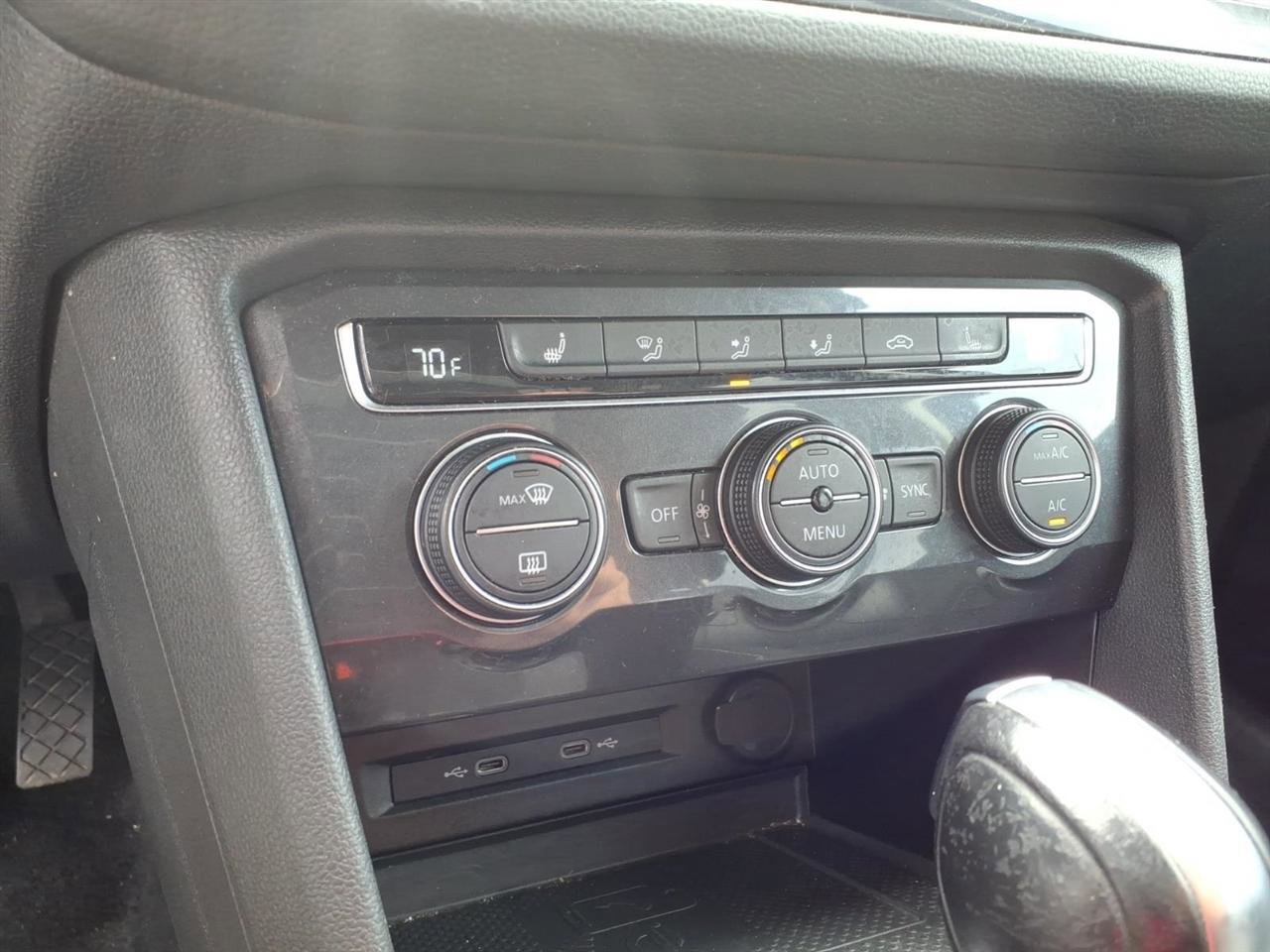 Used 2021 Volkswagen Tiguan SE image 12