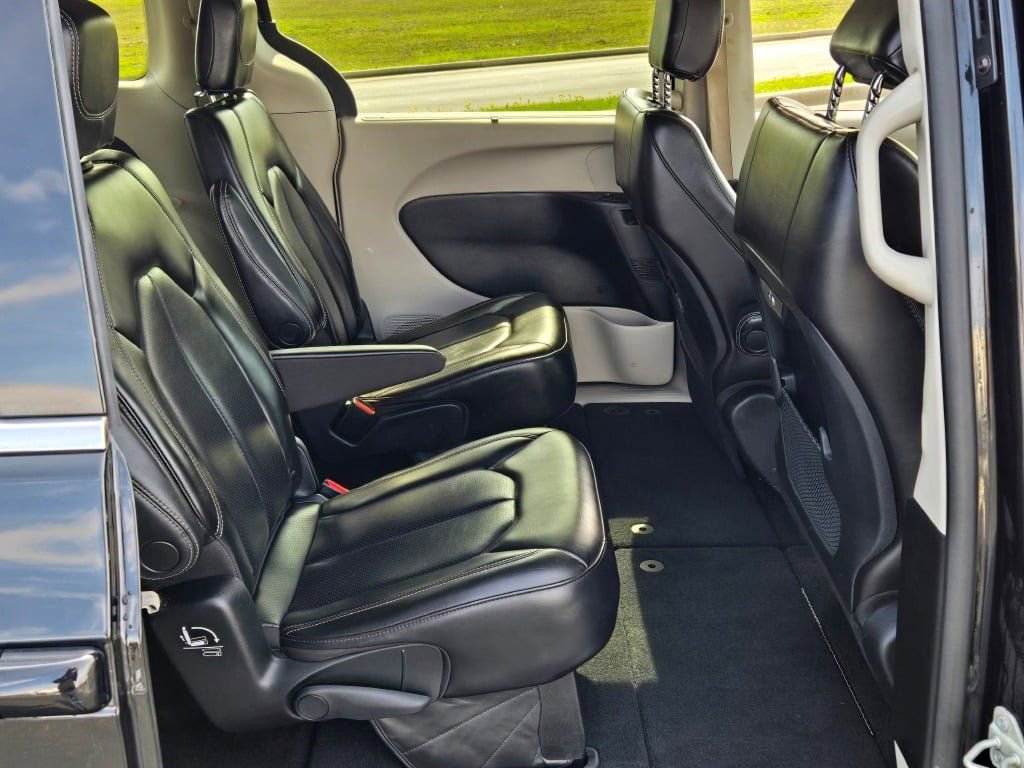 Used 2023 Chrysler Pacifica Touring-L FWD image 9