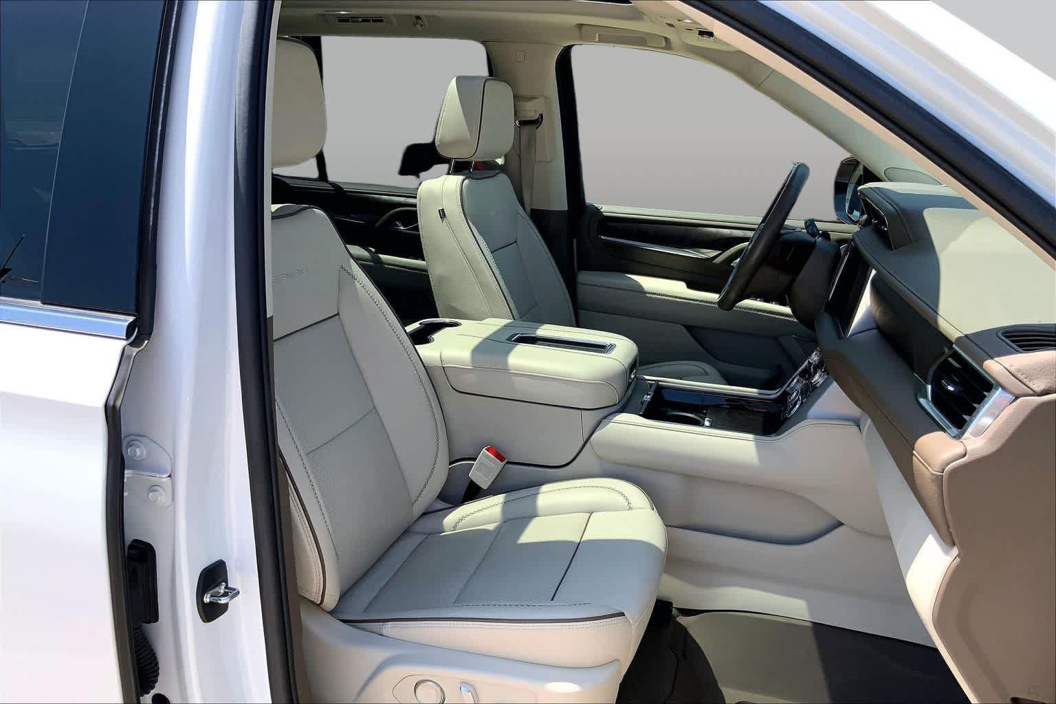 Used 2023 GMC Yukon Denali w/ Advanced Technology Package AWD/4WD image 9