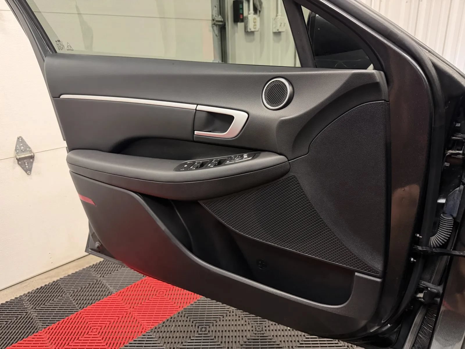 Used 2025 Hyundai Sonata SEL FWD image 25