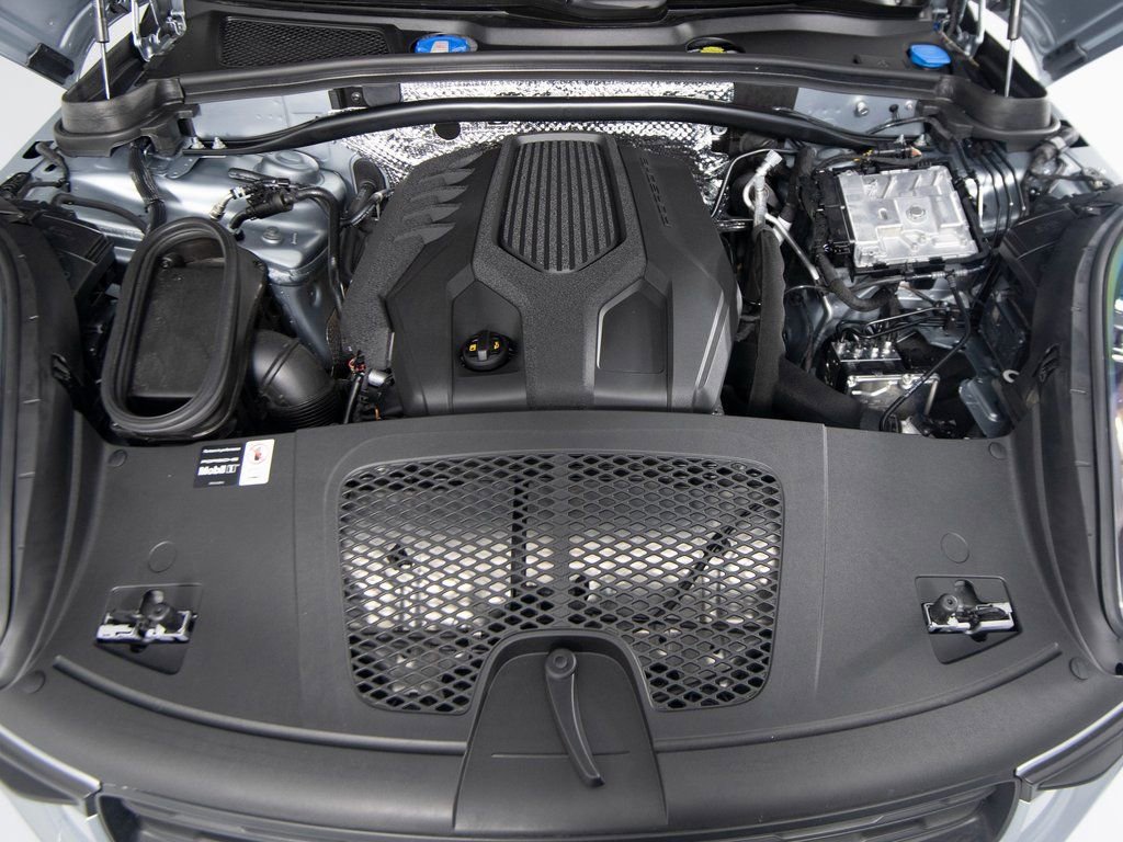 Certified 2025 Porsche Macan AWD/4WD image 40