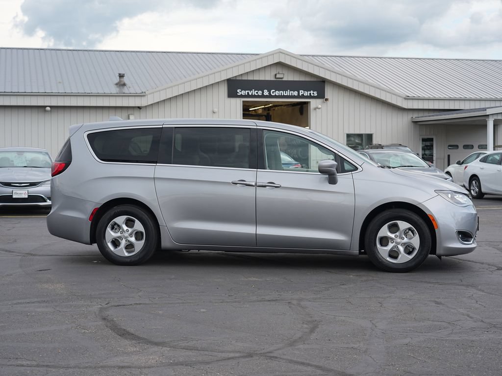 Used 2017 Chrysler Pacifica Touring Plus FWD image 2