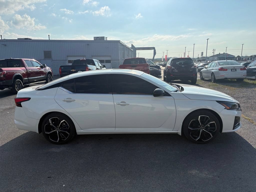 Used 2024 Nissan Altima 2.5 SR w/ SR Premium Package FWD image 4