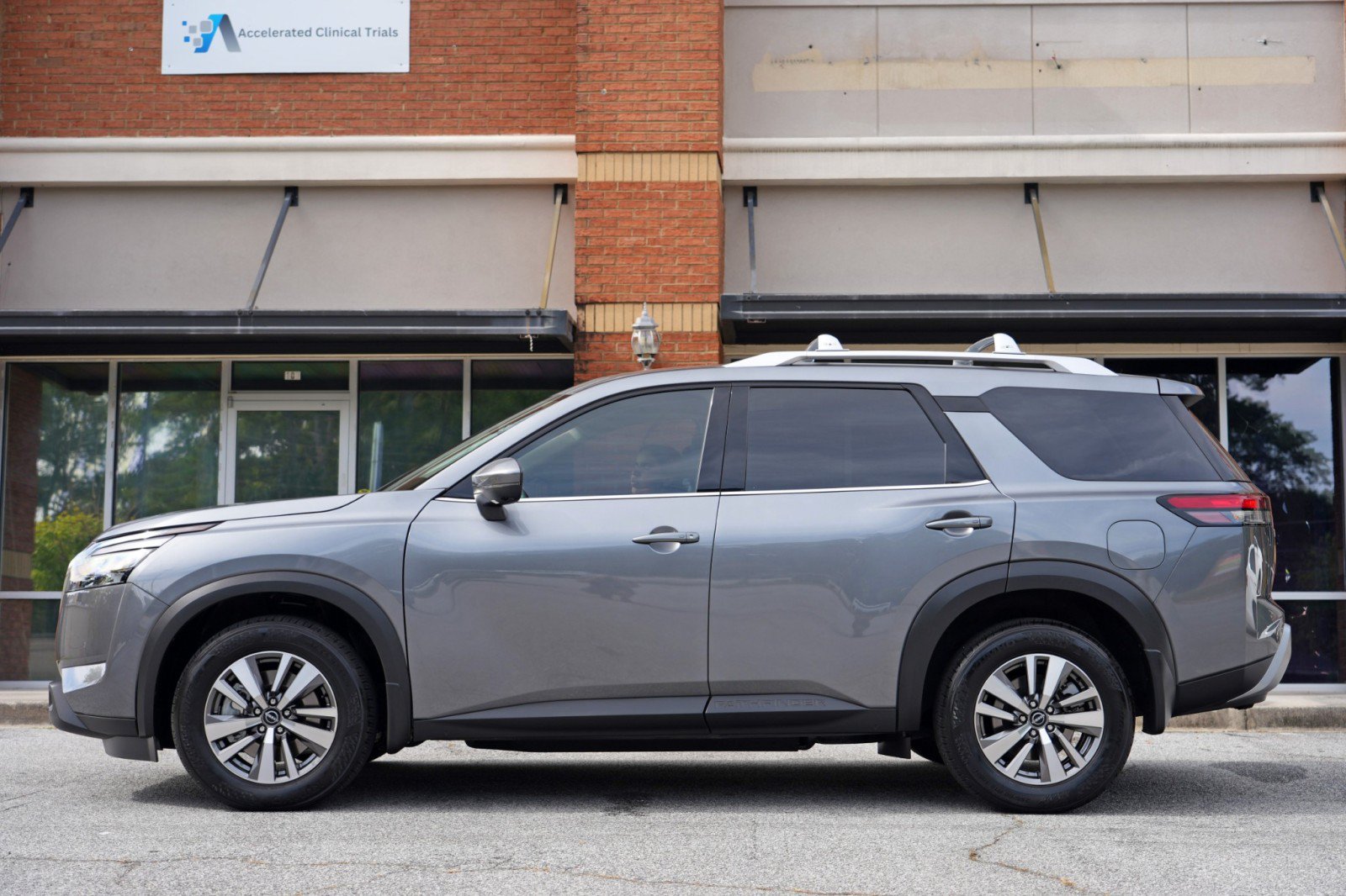 Used 2025 Nissan Pathfinder SL AWD/4WD image 8