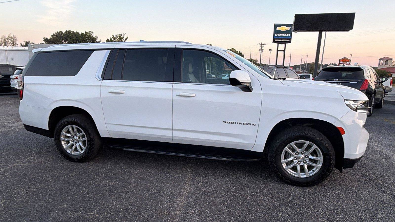 Used 2023 Chevrolet Suburban LT RWD image 7